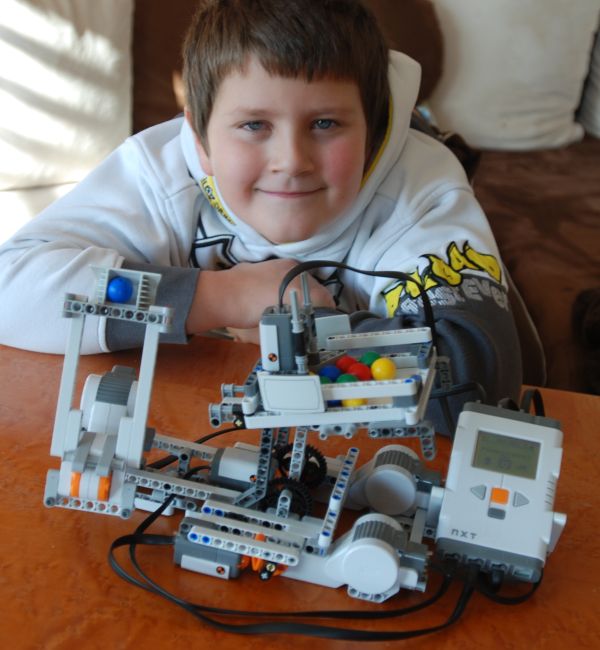 Lego Mindstorms NXT2 Color Sorter Catapult